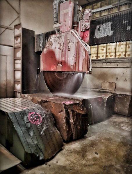 Steinsäge im Steinbruch bei Lindlar (BSG Bergische Grauwacke)