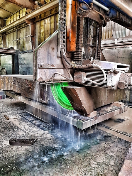 Steinsäge im Steinbruch bei Lindlar (BSG Bergische Grauwacke)