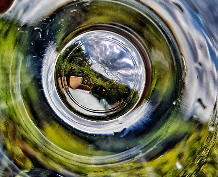 Spiegelungen in einer Wasserflasche