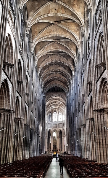 Hauptschiff der gotischen Kathedrale von Rouen