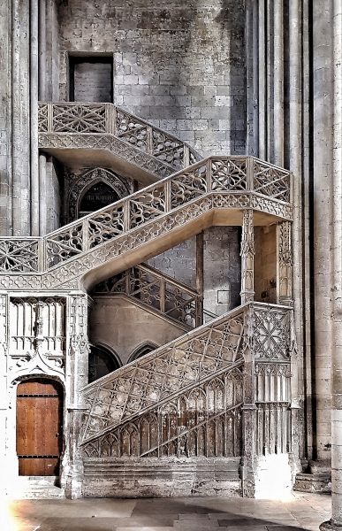 Treppe in der gotischen Kathedrale von Rouen