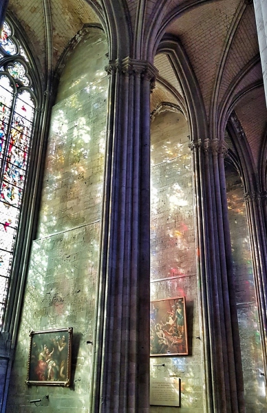 Spiegelung eines Fensters in der gotischen Kathedrale von Rouen,