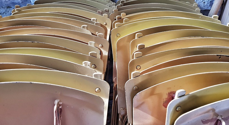 Stühle in einer Toreinfahrt an der Ründeroth Claude Monet