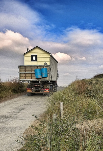 Kleines Ferienhaus auf einem Laster am Strand von Dishoek