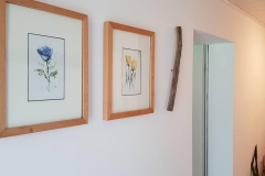 Eingangsbereich mit original Bildern aus dem  Künstleratelier