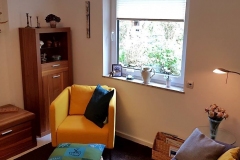 Wohnzimmer mit Blick auf das Künstleratelier