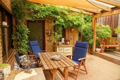Gemütliche mit Glas überdachte Terrasse