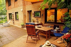 Mit Glas überdachter Terrassenbereich