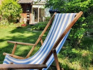 Sitzplätze in unserem Garten mit Blick auf das Künstleratelier