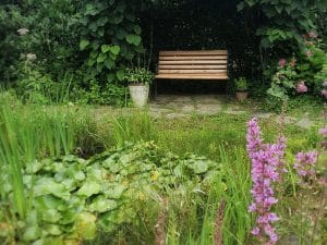 Sitzplätze in unserem Garten am Gartenteich